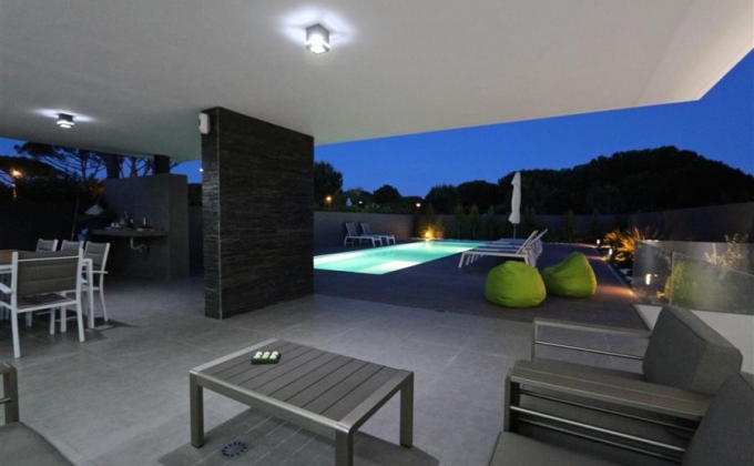 Contemporary 6 bed villa in Vilamoura