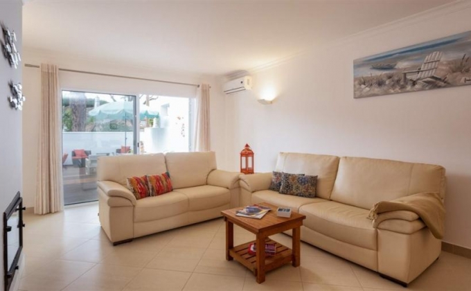 Townhouse to rent in Vale do Garrao